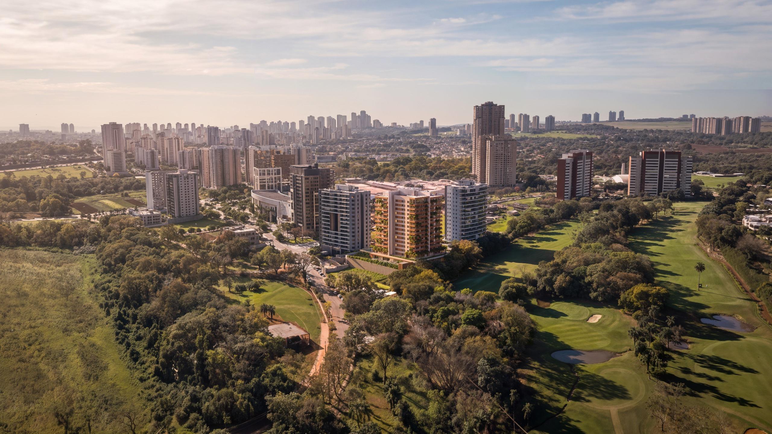 Vista aérea da Vila do Golf com o Birdie entre o campo de golfe e a mata